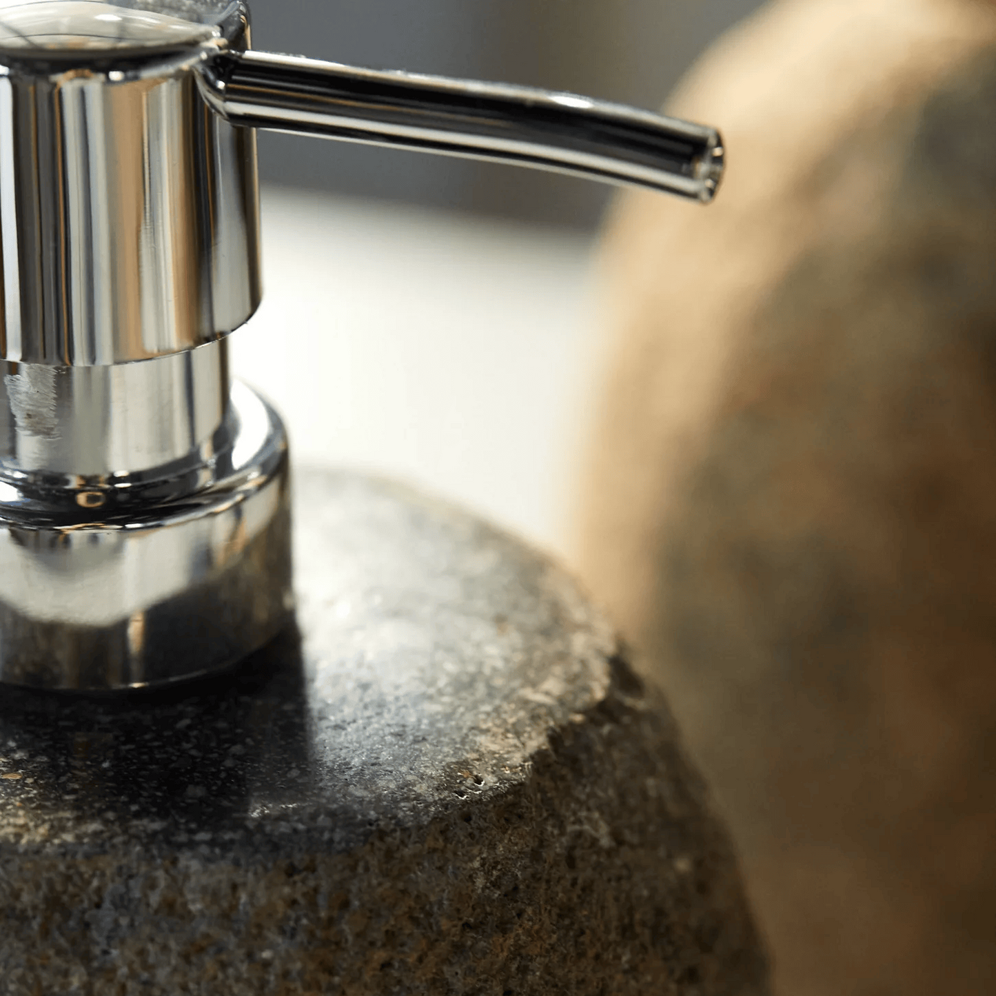 Дозатор от естествен речен камък