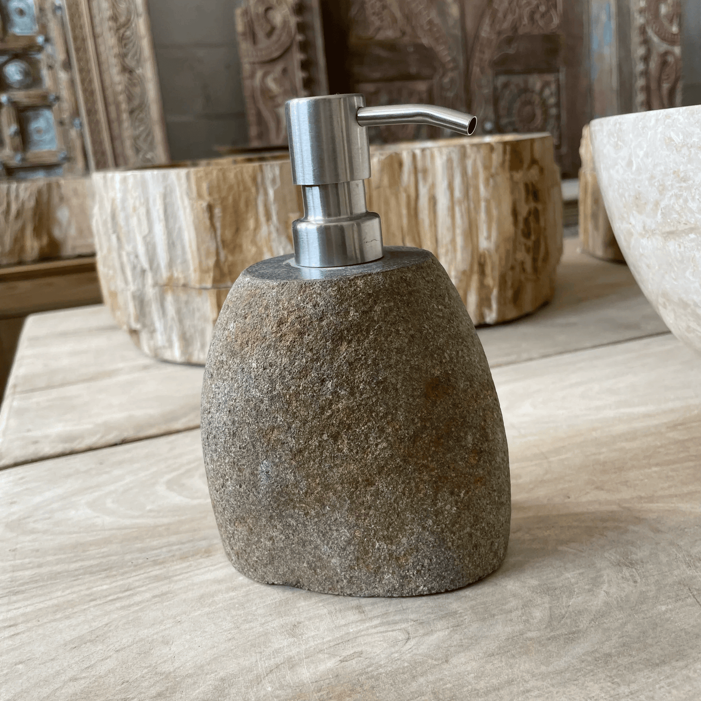 Дозатор от естествен речен камък