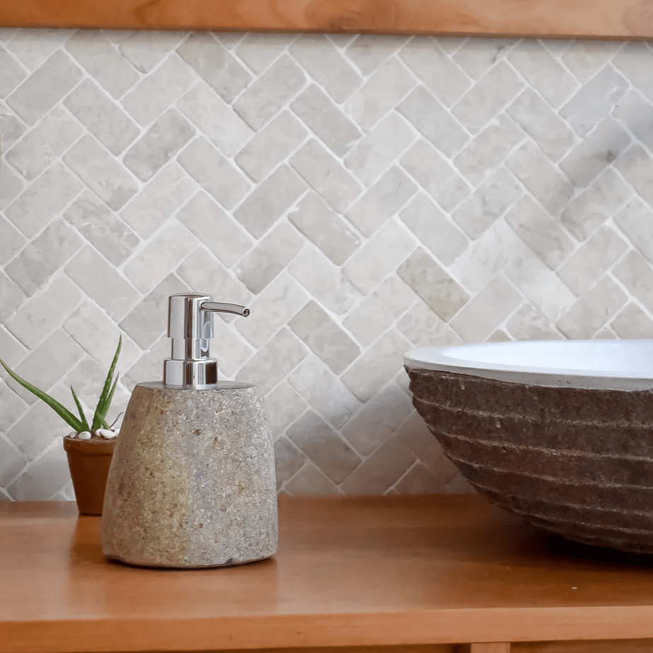 Дозатор от естествен речен камък