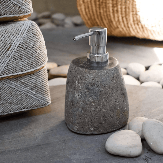 Дозатор от естествен речен камък