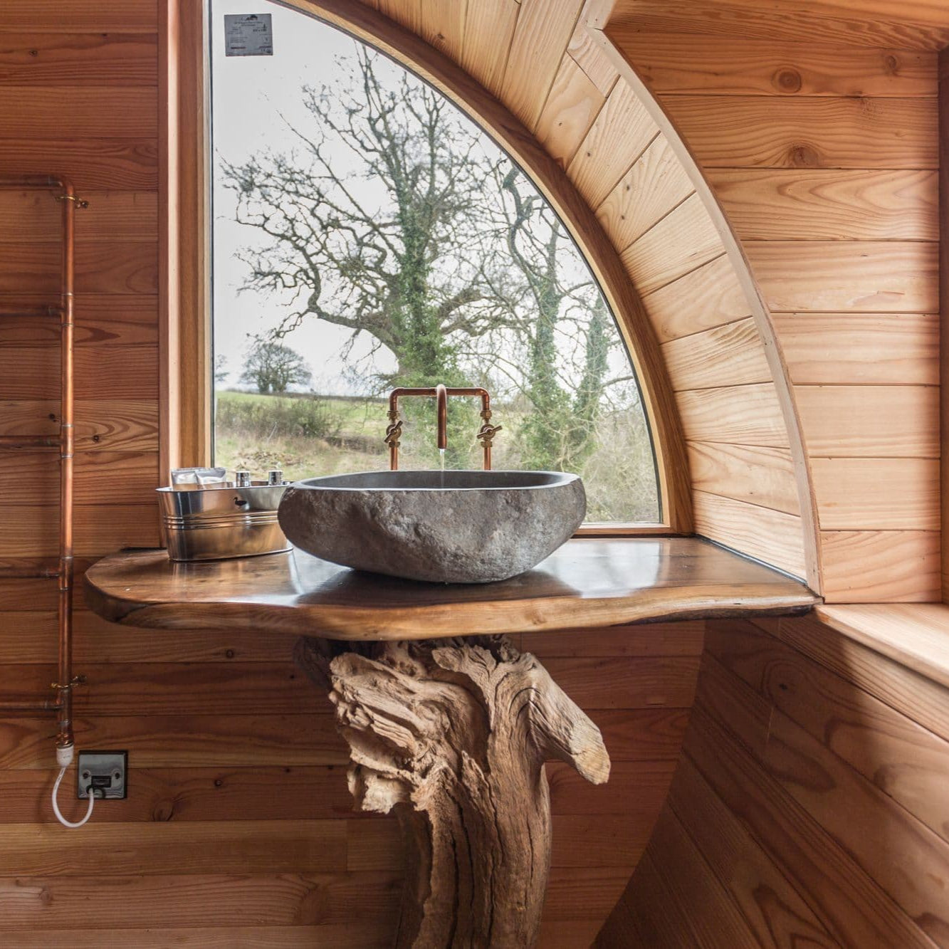 Мивка от естествен речен камък